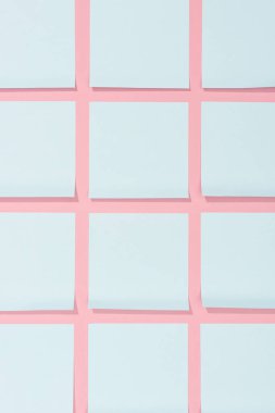 üstten görünüm küme boş mavi pembe üzerinde notlar geçir
