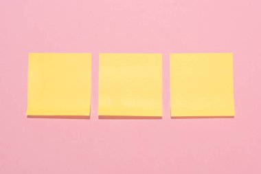 üstten görünüm satır pembe üzerinde yerleştirilen bu notlar boş sarı sopa 
