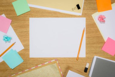 boş kağıt kalem ve Kırtasiye ile yükseltilmiş görünümü üzerinde ahşap tablo sağlar 