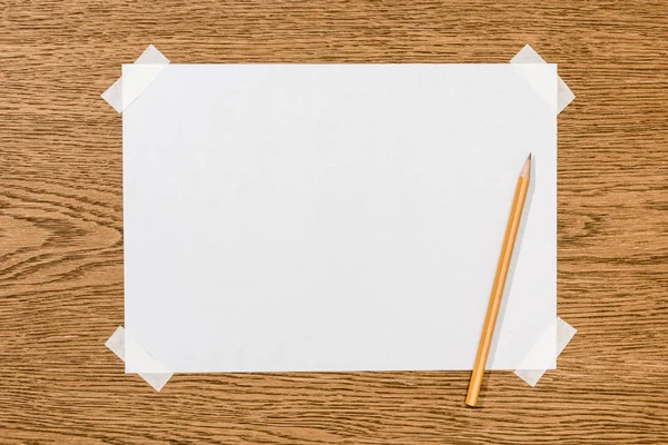 Draufsicht Auf Leeres Weißes Papier Und Bleistift Auf Holztisch — Stockfoto