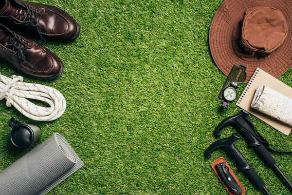 Flat Lay Traveler Set Green Grass — Stock Photo, Image