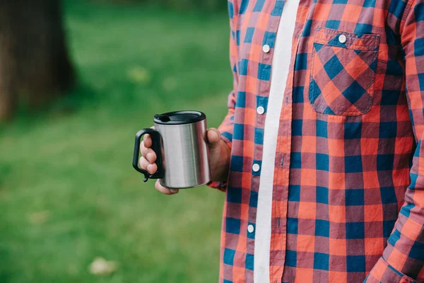 Cropped Shot Young Man Checkered Shirt Holding Mug Outdoors — Stock Photo, Image
