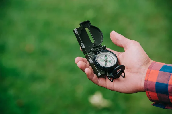 Szczegół Częściowy Widok Człowieka Trzymając Kompas — Zdjęcie stockowe