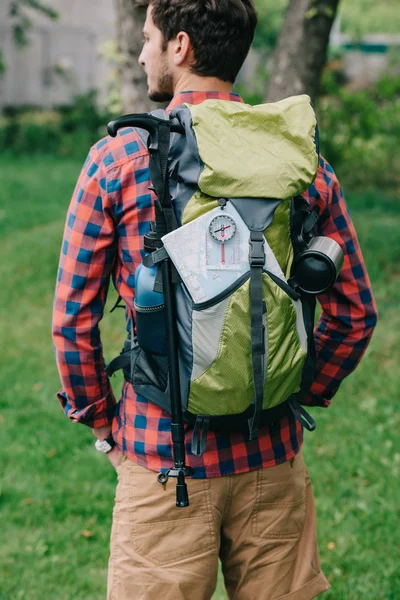 Baksidan Ung Man Rest Med Ryggsäck Kompass Och Karta — Stockfoto