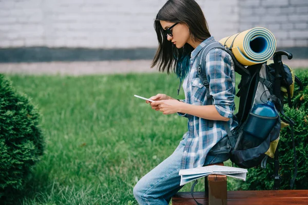 Side View Beautiful Young Woman Backpack Using Smartphone — Stock Photo, Image