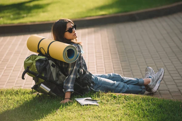 Joven Viajera Con Mochila Descansando Sobre Hierba Verde Atardecer — Foto de Stock