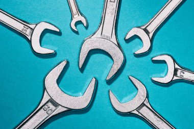 farklı boyutlu anahtarı mavi izole üstten görünüm