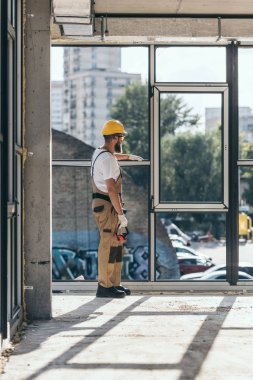 Dikiz builder installing pencere eşiği inşaat sahasında işçisi ve koruyucu googles ' 