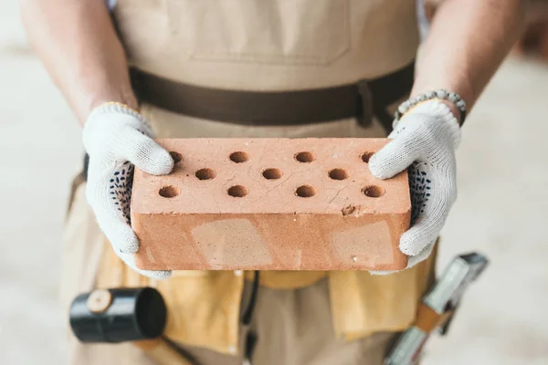 Geschnittenes Bild Eines Bauunternehmers Schutzhandschuhen Der Ziegel Hält — Stockfoto