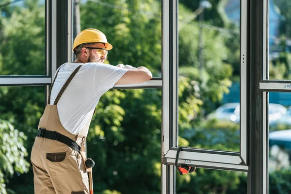 Stavební Dělník Ochranná Přilba Brýle Odpočívá Při Pohledu Windows — Stock fotografie