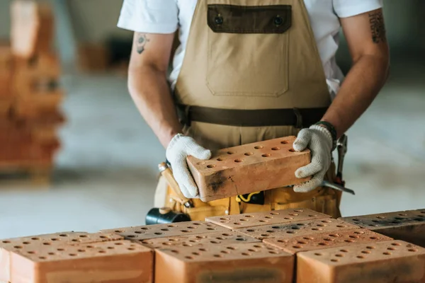 Imagen Recortada Del Trabajador Construcción Guantes Protección Que Sostienen Ladrillo — Foto de Stock