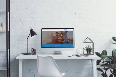bilgisayar yüklü couchsurfing sayfa modern ofiste tabloda ile