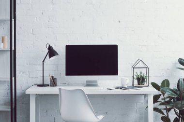 bilgisayar, Masa, sandalye ve modern ofis tesislerinde 