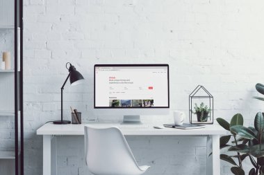 bilgisayar ile modern ofis tabloda sayfasında yüklü airbnb 