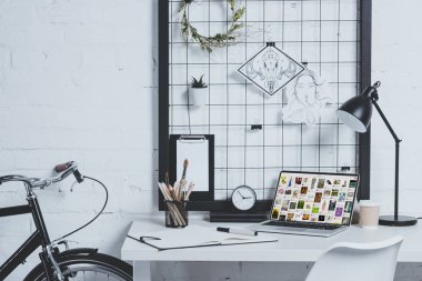 Laptop ile modern ofis tabloda sayfasında yüklü pinterest