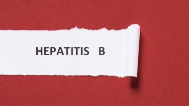 Hepatit b kağıt üzerinde kırmızı bir arka plan, dünya hepatit gün kavramı üzerinde yazı üstten görünüm