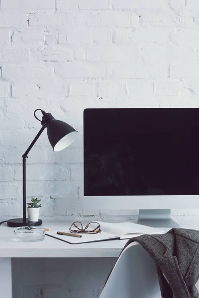 Computador Com Tela Branco Lâmpada Mesa Espaço Trabalho Moderno — Fotografia de Stock