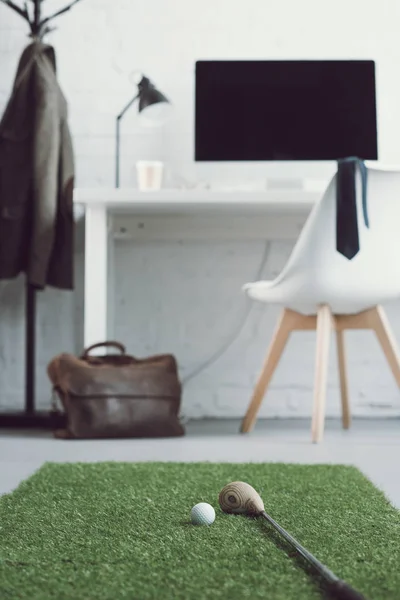 Golf Club Ball Green Grass Carpet Modern Workplace — Stock Photo, Image