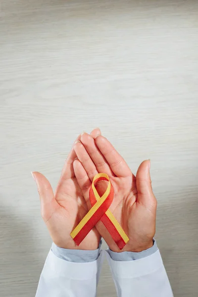 リボン 世界肝炎日概念を保持している女性医師のトリミングされた画像 — ストック写真