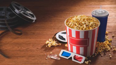 ahşap masa üzerinde kağıt kova patlamış mısır, soda içecek, 3d gözlük ile görünümünü kapat