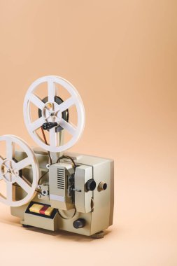 Eski film projektör bakış bej renkli arka plan üzerinde kapatın