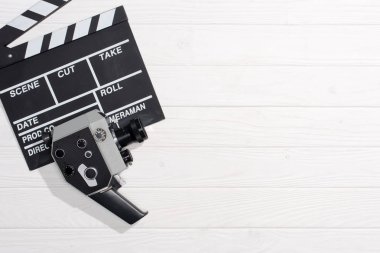 clapper kamera Beyaz ahşap masa üzerinde kurulu ve retro düz lay