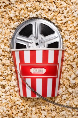 düz lay tek kullanımlık kova, patlamış mısır, retro sinema bilet ve film karesi ile