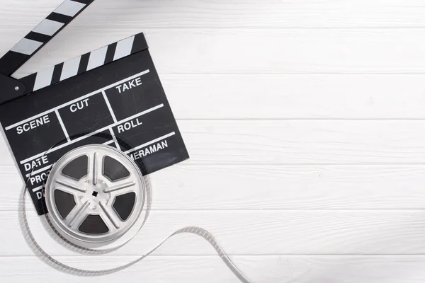 クラッパー ボードと白い木製卓上型のフィルム ストリップのフラット レイアウト — ストック写真