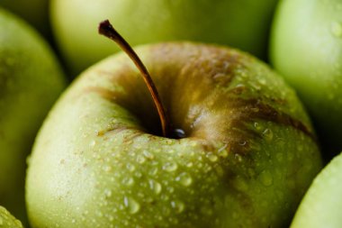 yeşil elma zemin üzerinde seçici odak su damlaları