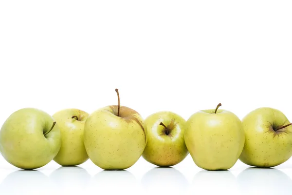 Vue Rapprochée Des Pommes Mûres Isolées Sur Blanc — Photo