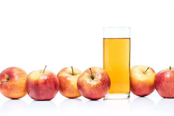 Nahaufnahme Von Glas Apfelsaft Und Frischen Äpfeln Isoliert Auf Weiß — Stockfoto