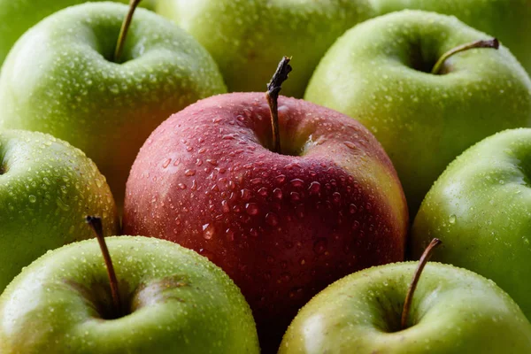 Full Frame Water Drops Green Red Apples Backdrop — Stock Photo, Image