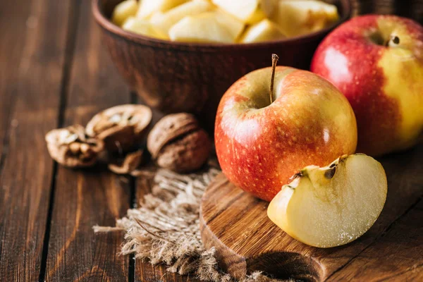 Close View Fresh Apples Hazelnuts Cutting Board Wooden Surface — Free Stock Photo