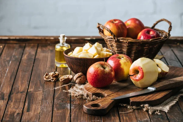 Närbild Bild Flaska Juice Färska Äpplen Skärbräda Hasselnötter Och Kniv — Stockfoto