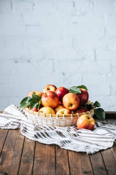 Zár Megjelöl Kilátás Almát Kosárba Vászon Sötét Felülettel — Stock Fotó