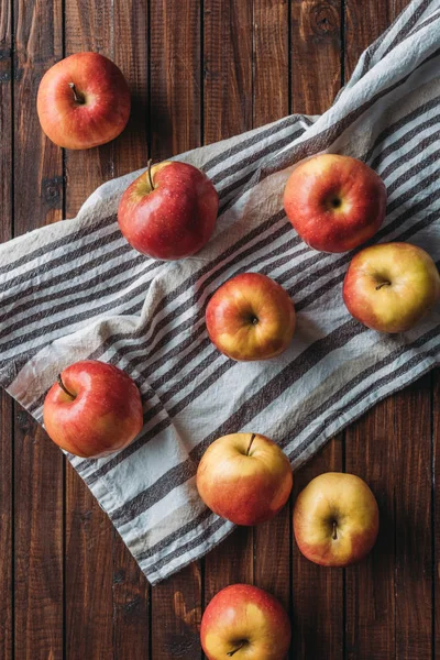 木の表面にリネンに整理された熟したリンゴ フラット レイアウト — ストック写真