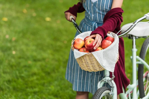 Vista Recortada Chica Con Cesta Mimbre Llena Manzanas Frescas Bicicleta — Foto de Stock