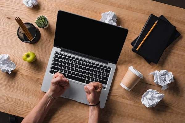 Bijgesneden Schot Van Boos Gestresst Zakenman Werkplek Zitten Met Laptop — Stockfoto