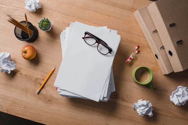 Vista Superior Papéis Branco Empilhados Com Óculos Cima Mesa Madeira — Fotografia de Stock