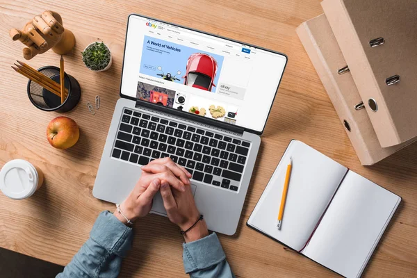 Cropped Shot Businessman Sitting Workplace Laptop Ebay Website Screen — Stock Photo, Image