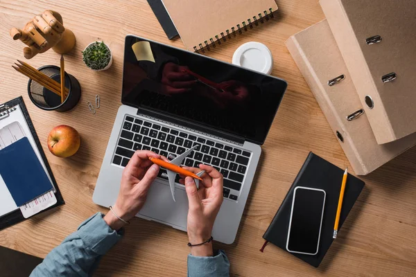 Bijgesneden Schot Van Zakenman Bedrijf Speelgoed Vliegtuig Werkplek — Stockfoto