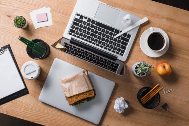 dizüstü bilgisayarlar ve çeşitli office ile ahşap çalışma alanı'nın en iyi görünümü sağlar