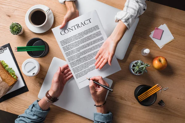 Cropped Shot Businesspeople Signing Contract Workplace — Stock Photo, Image
