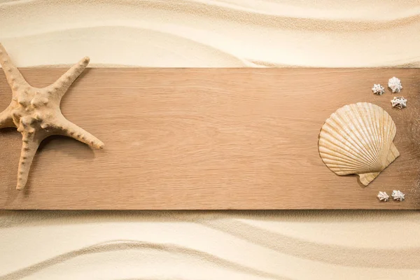 Flat Lay Arrangement Sea Star Seashells Wooden Plank Sand — Stock Photo, Image