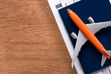 oyuncak uçak, pasaport ve bilet kavramı seyahat Ahşap yüzeyi düz lay