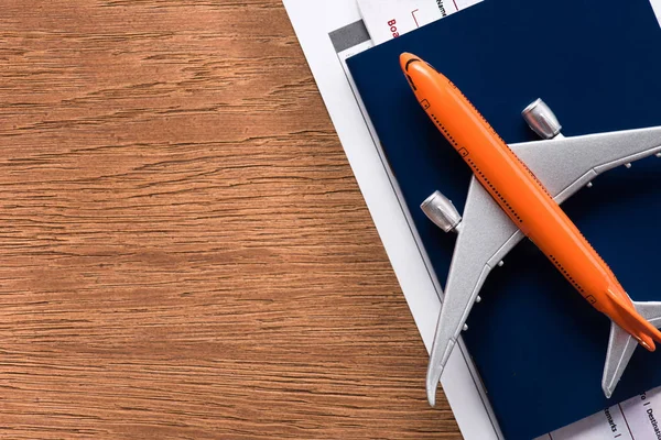 Flat Lay Com Avião Brinquedo Passaporte Bilhete Superfície Madeira Conceito — Fotografia de Stock