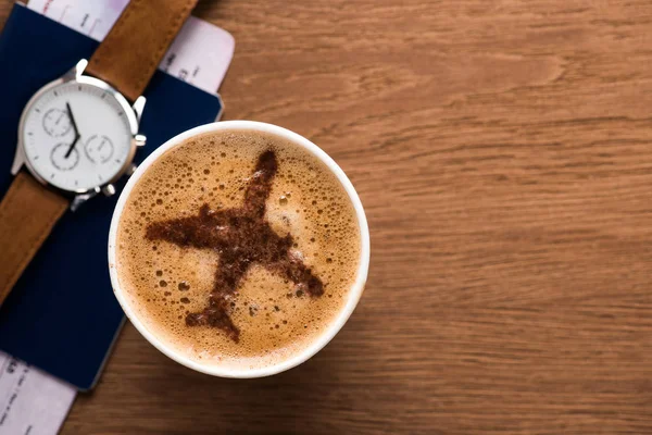 Piatto Laici Con Tazza Caffè Con Segno Aereo Passaporto Biglietto — Foto Stock