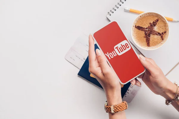 Kadın Youtube Logo Üstünde Perde Masa Üstü Ile Smartphone Ile — Stok fotoğraf