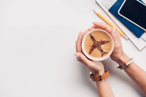 Foto Recortada Mujer Sosteniendo Taza Café Con Cartel Avión Mesa —  Fotos de Stock