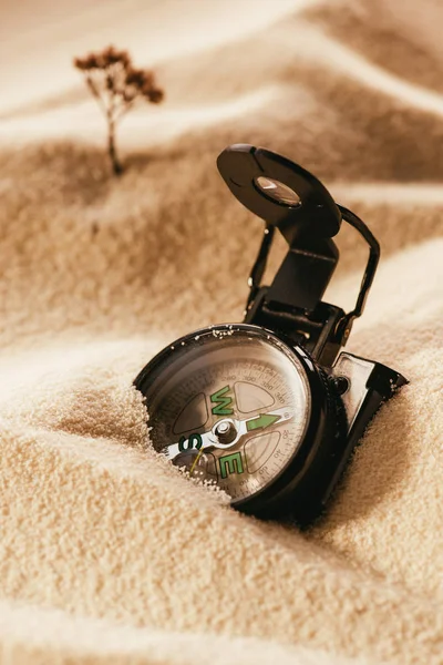 Zblízka Pohled Retro Kompas Písečné Pláži Cestování Koncept — Stock fotografie